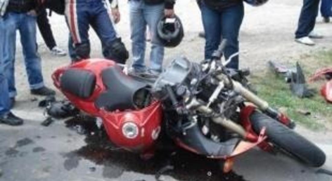 17-годишен мотоциклетист без книжка се блъсна в паркиран автомобил и пострада