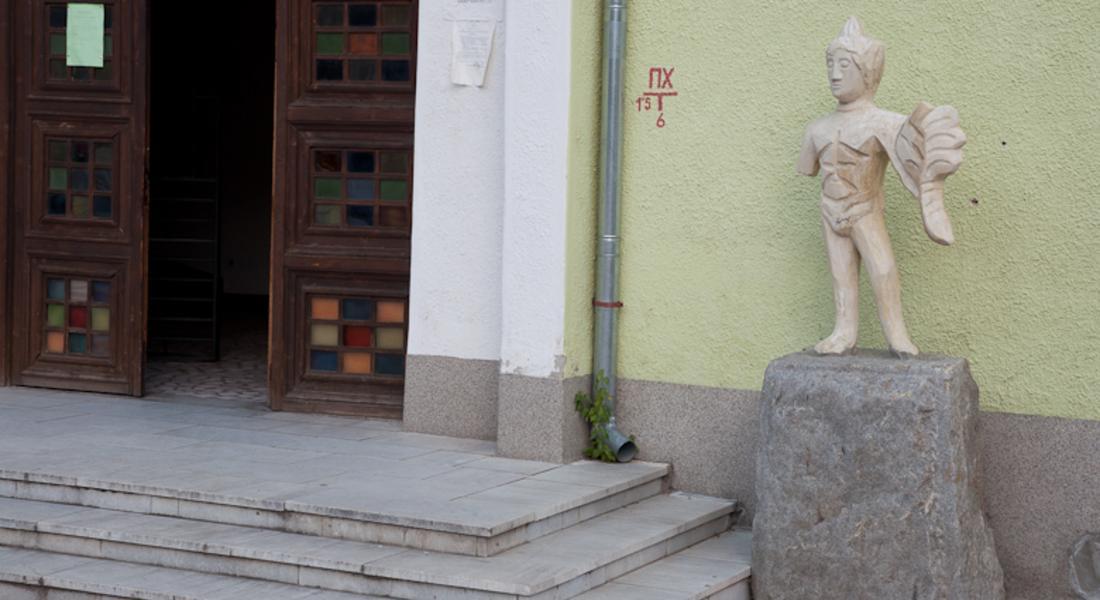 Вандали счупи статуя пред музея в Девин