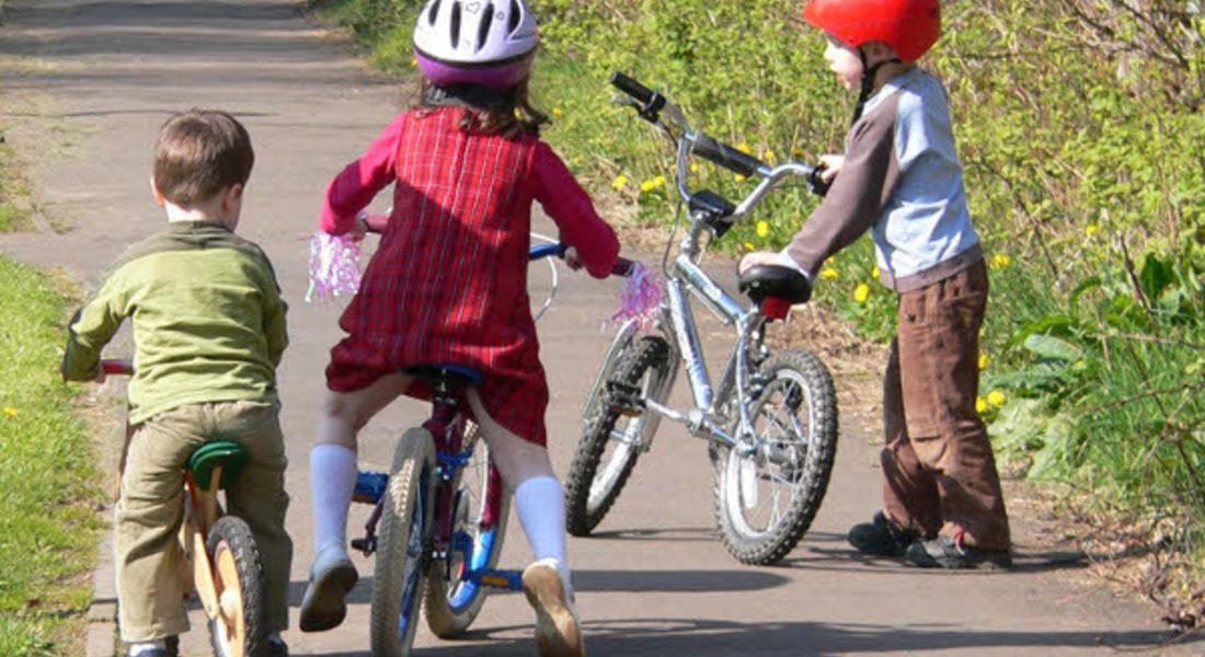  Малчугани демонстрират умения по каране на велосипед 