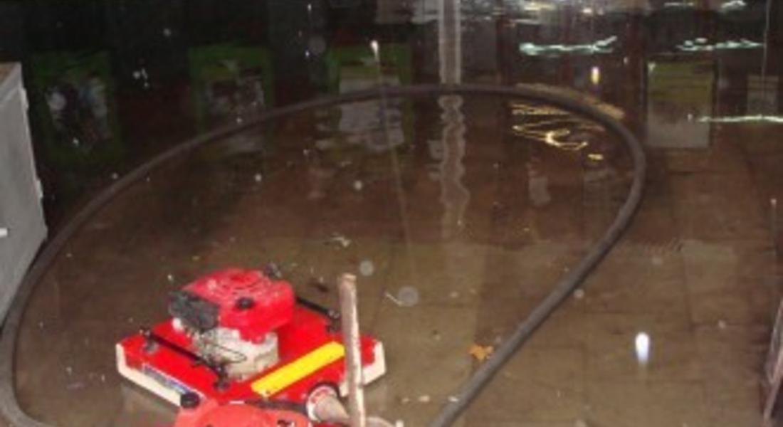 Отводняваха мазе в жилищен блок в Рудозем