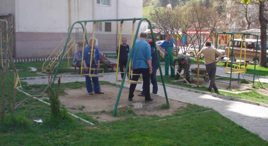 Ремонтират детска площадка в Девин