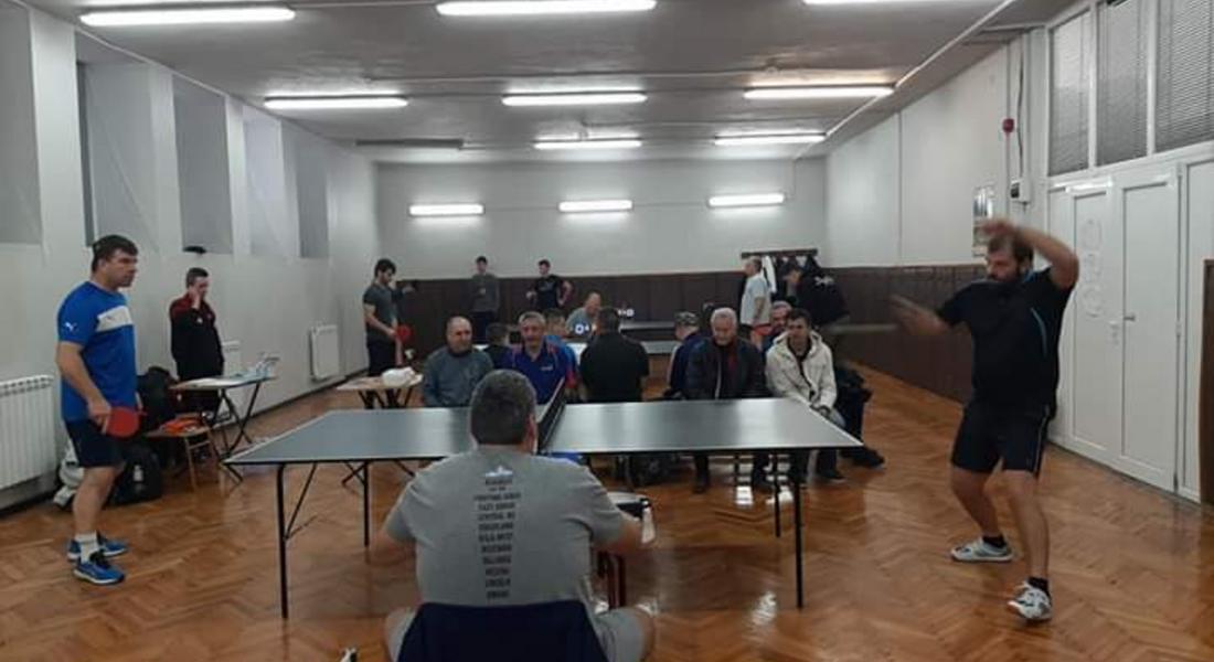 Коледен благотворителен турнир по тенис на маса се провежда в Смолян
