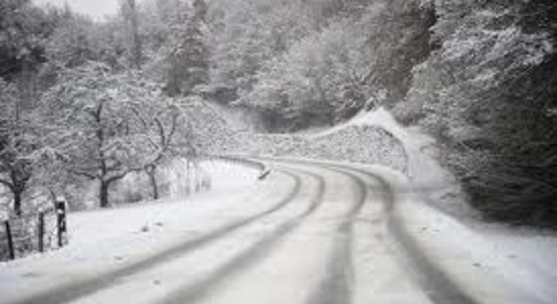  Въвеждат се ограничения за движението във високите части на Смолянско заради снеговалеж