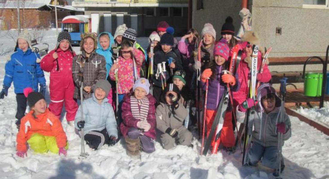 Обучават на ски малчуганите от детските градини в Чепеларе и тази зима