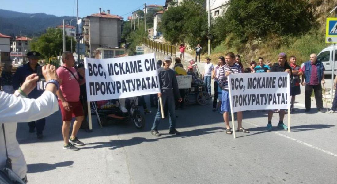 Блокират движението по главния път в Чепеларе заради закриването на Районната прокуратура