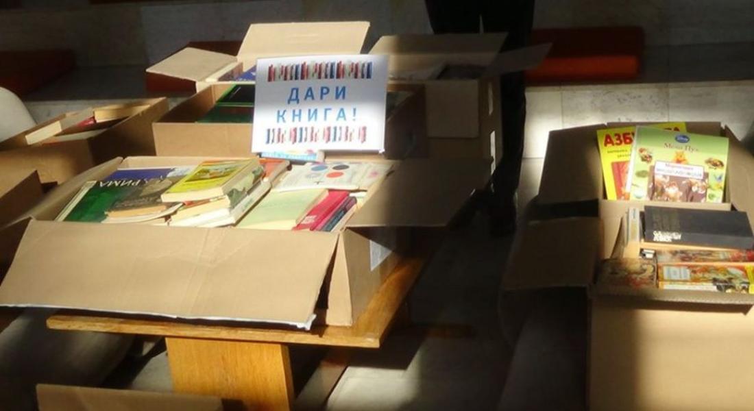 Смолянска фирма дари книги на библиотеката