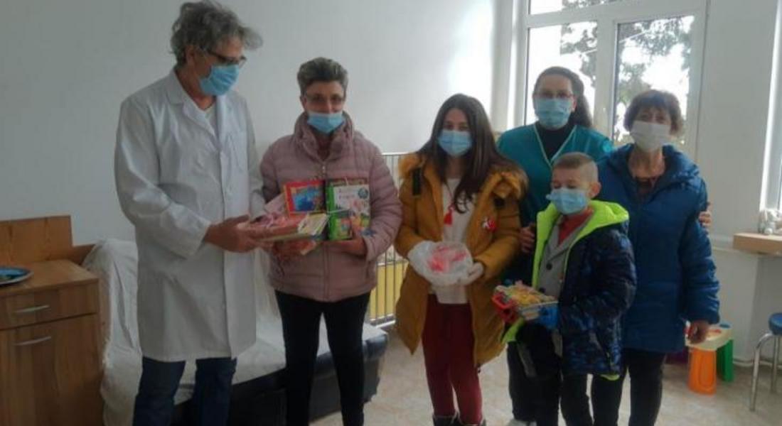 С мартенички зарадваха децата в детското отделение на Смолянската болница