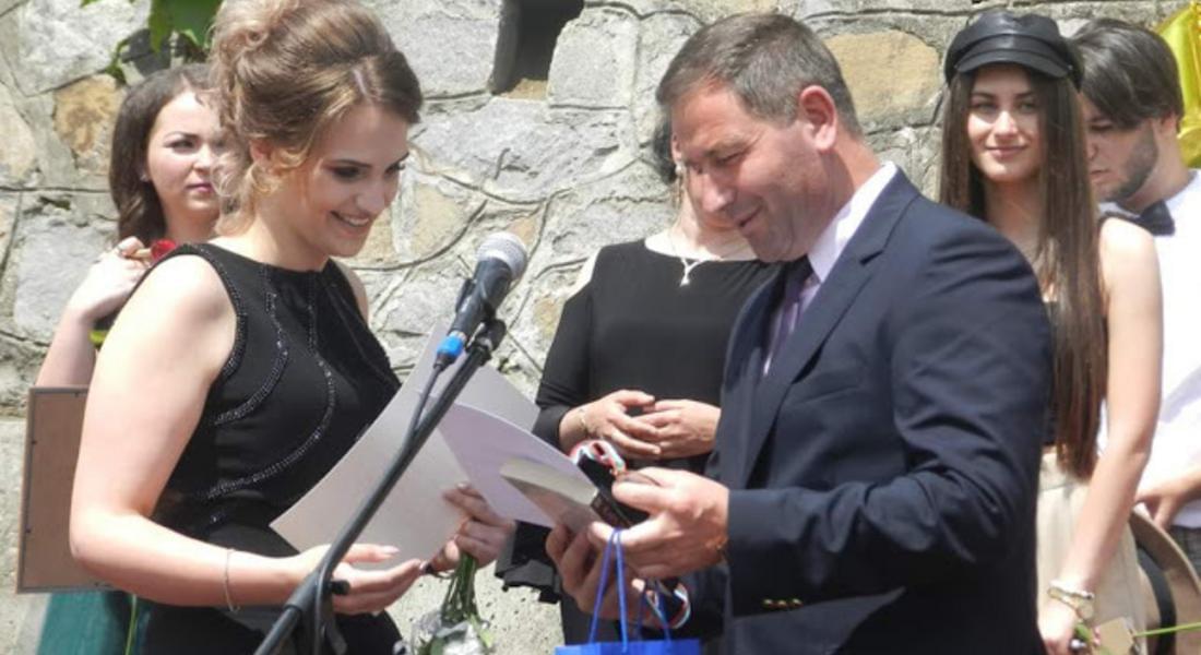  За поредна година кметът на Мадан поема първата семестриална такса в университета на отличниците 