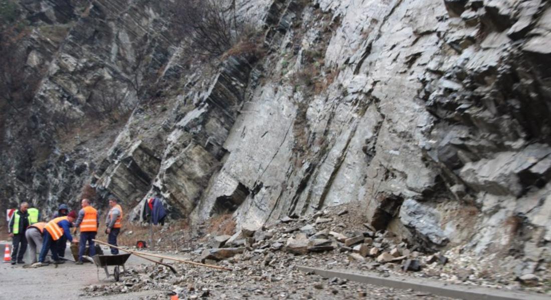  Министър Палова: До края на март трябва да е готов проект за трайно укрепване на свлачището по пътя Батак-Доспат