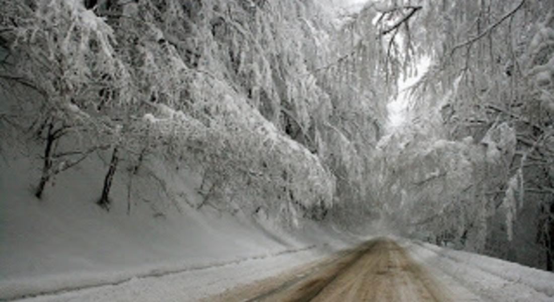 АПИ: Обилен снеговалеж на пътя Батак-Доспат