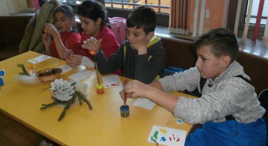 Деца творят в библиотеката за благотворителен базар