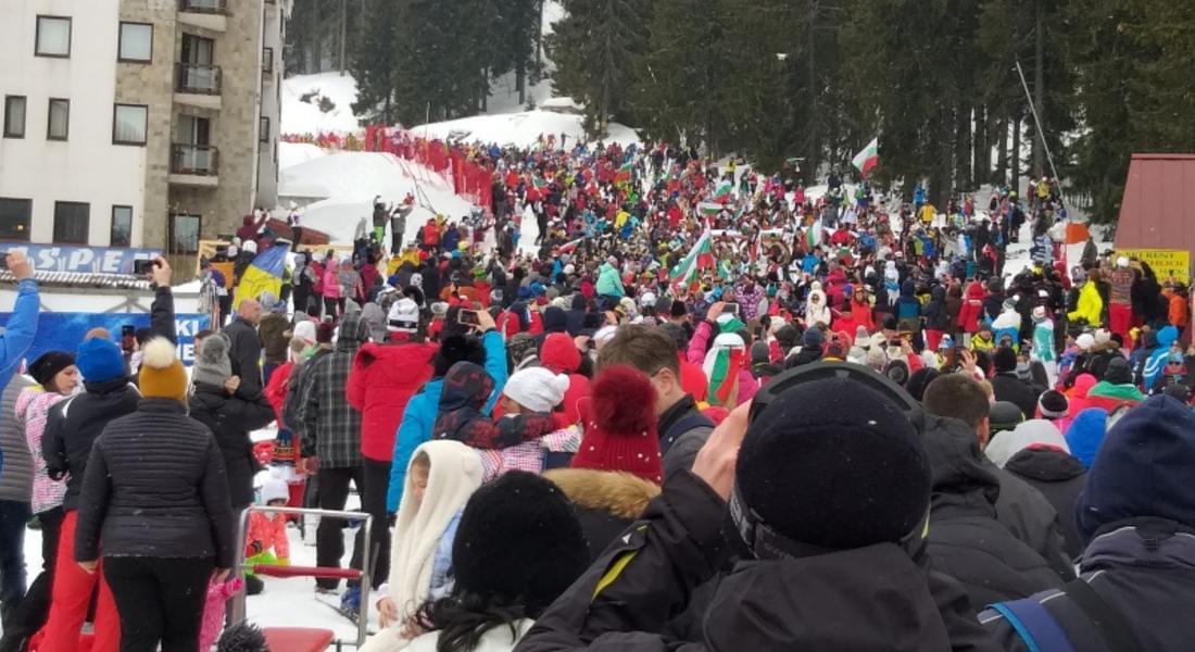 Над 800 скиори и сноубордисти в носии и знамена почетоха националния празник в Пампорово