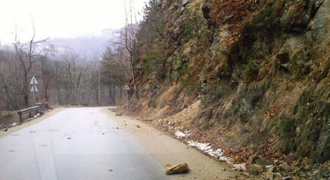Опасност от падащи камъни по пътищата в Смолянско заради снеготопенето 