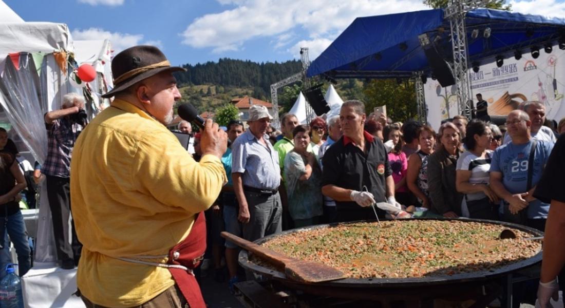 Момчиловски кебап за 700 души сготви Ути Бъчваров на Фестивала на киселото мляко в родопското село
