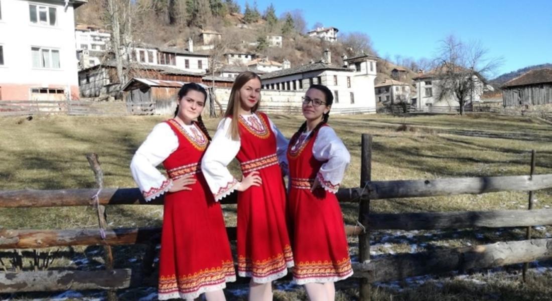  Девойки от Родопите възстановиха вековния ритуал „Водиците“