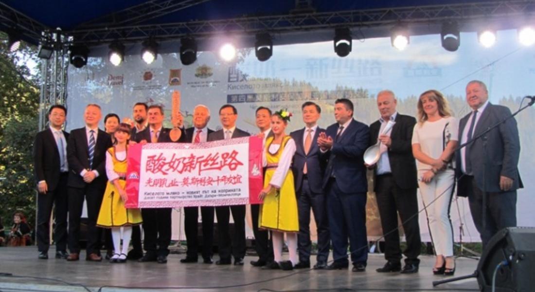 Кметът Мелемов поздрави жителите и гостите на Момчиловци, където стартира Фестивалът на киселото мляко