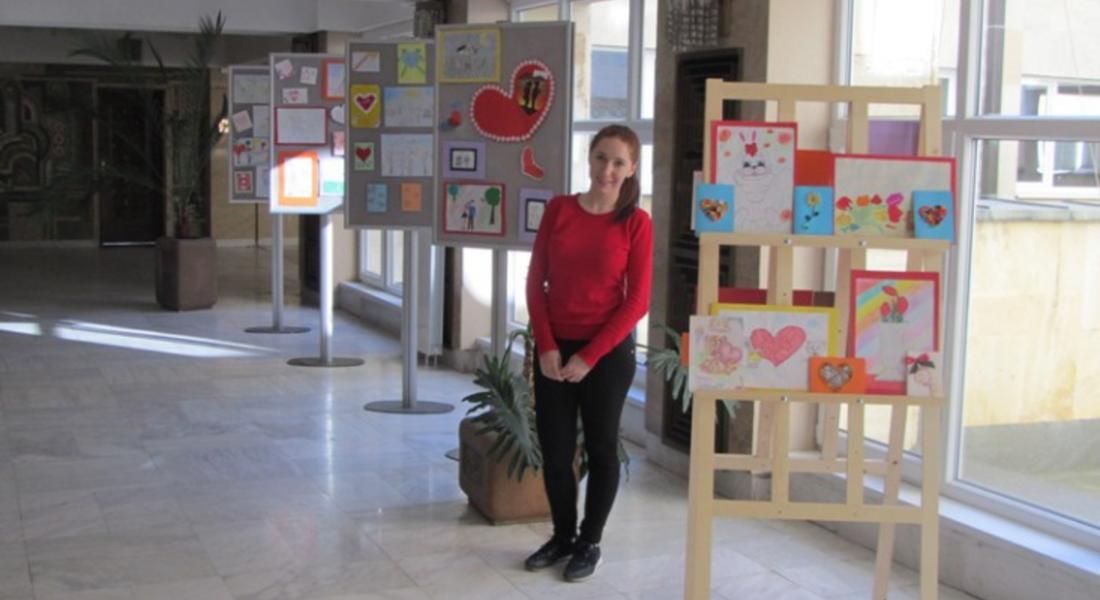 Ученици подредиха изложба за Свети Валентин в община Смолян