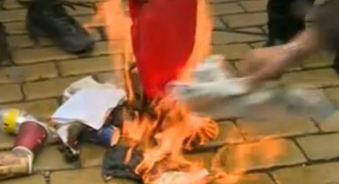 Подпалиха флага на БСП пред президентството