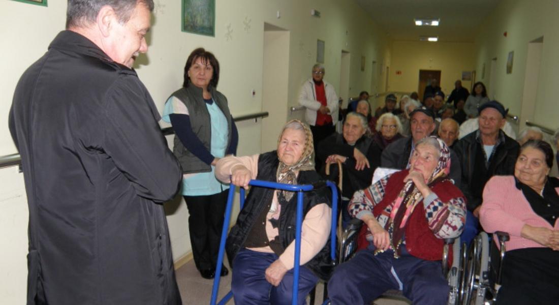  Възрастните хора от дома във Фатово получиха коледно дарение от евродепутата Владимир Уручев