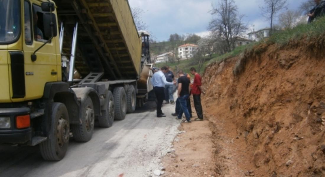 Продължава асфалтирането на общински пътища по проект в община Мадан