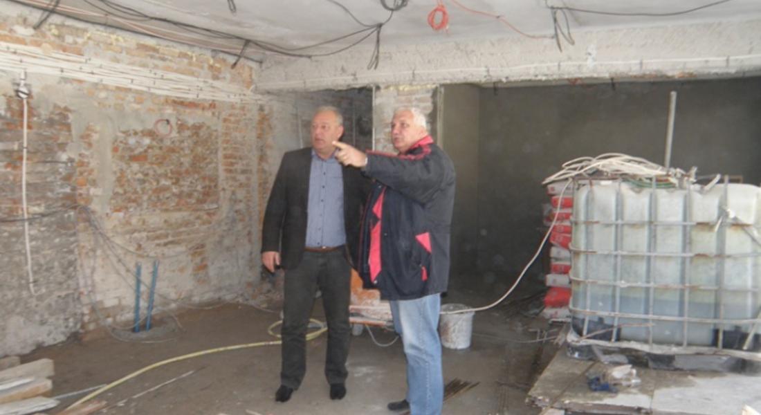 Кметът Николай Мелемов  провери строителството на плувния басейн