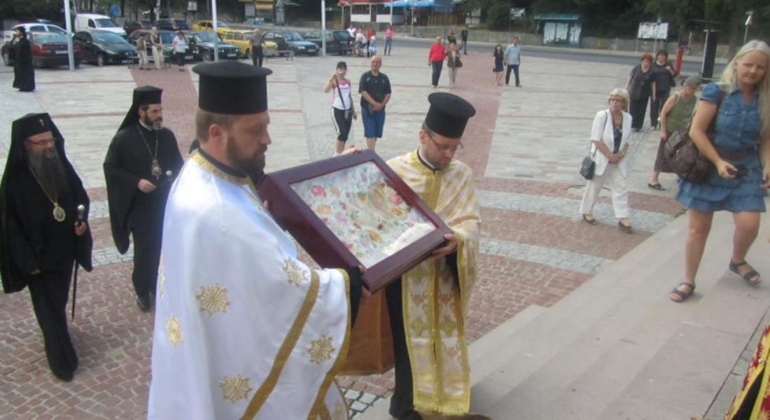 Свещените одежди на св. Петка донесе митрополит Николай в храм „Св.Висарион Смоленски”
