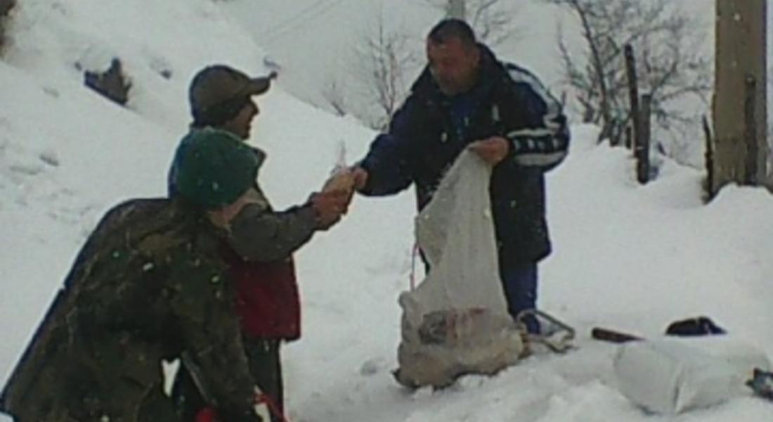 Общински служители носят на крак хляб и лекарства до бедстващите хора в Мадан
