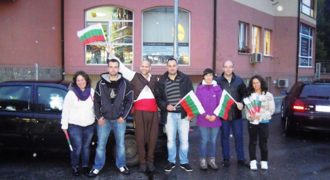 Младежи на ГЕРБ раздадоха над 200 български знамена за празника на Смолян