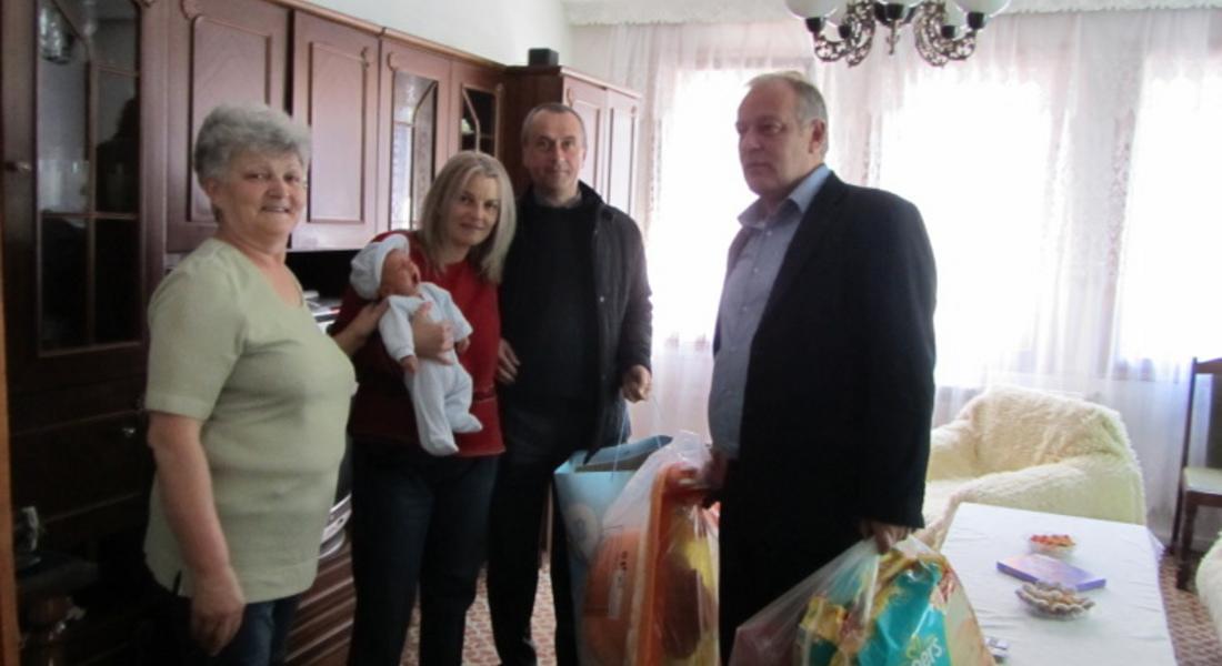 Кметът Николай Мелемов дари първото бебе за 2012 г. в Широка лъка