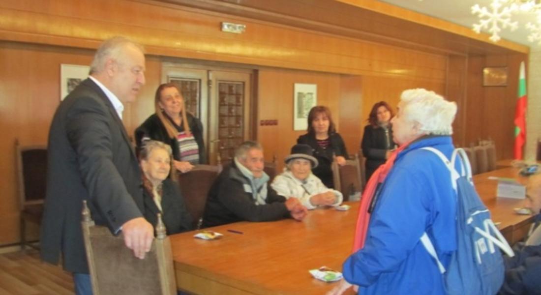 Възрастни хора от Фатово поздравиха администрацията в Смолян