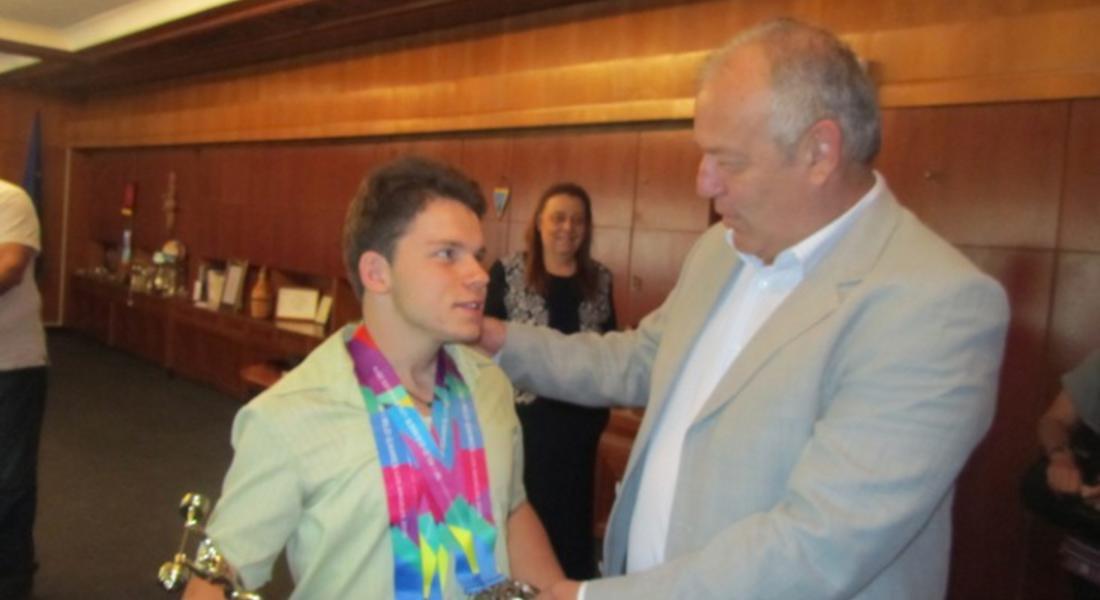 Кметът Мелемов посрещна сребърния ни медалист от летните игри на Спешъл Олимпикс в САЩ