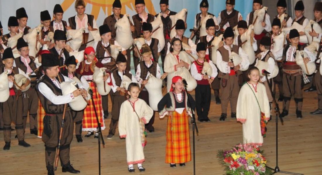 Много цветя и поздравления за участниците в традиционният годишен концерт на ДЮФА при читалище "Хр.Ботев"