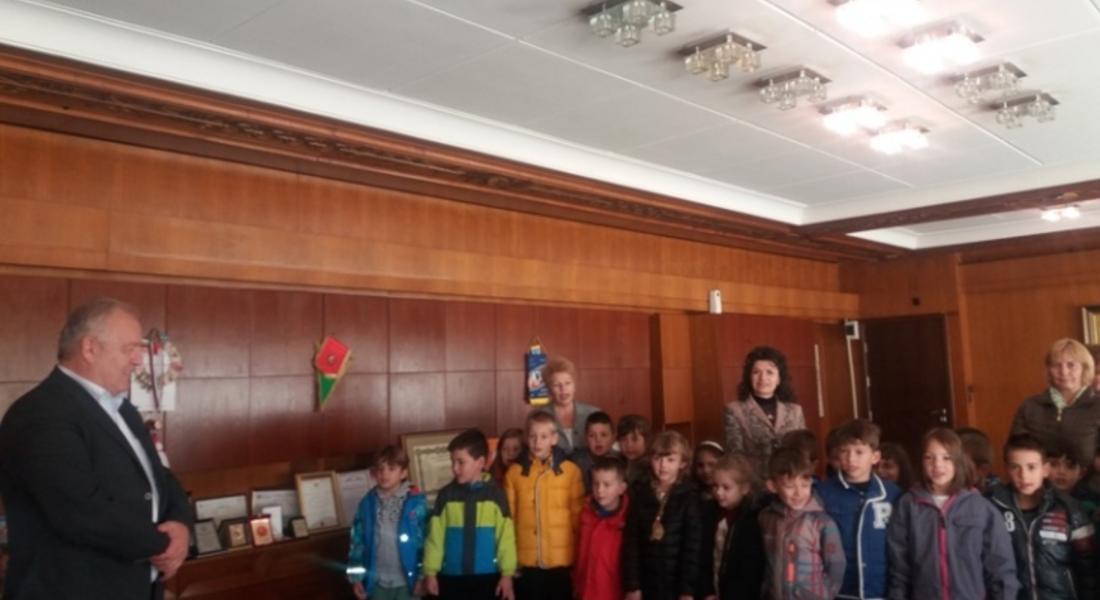 Малчугани от ДГ „Синчец” подариха на кмета Мелемов уникално пано с герба на Смолян