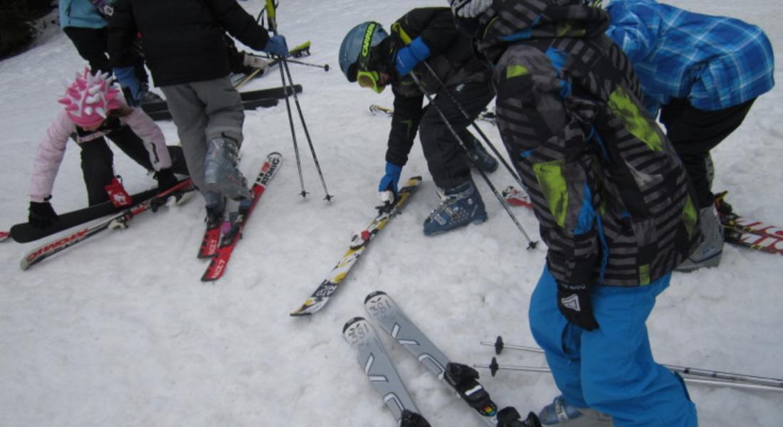 Деца от общините Рудозем и Мадан за първи път се качиха на ски
