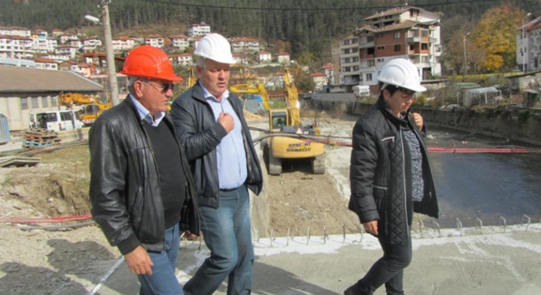 Започна асфалтирането на моста на река Черна в Устово, очаква се съоръжението да е готово до 10 декември т.г.