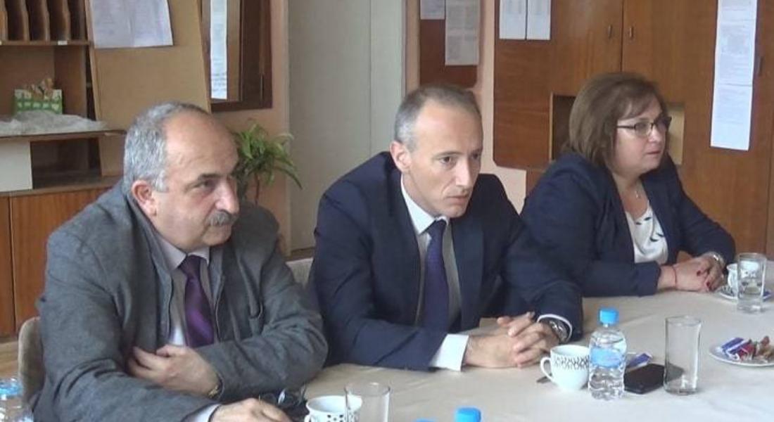 Министърът на образованието се срещна с учители от “ОУ Проф.д-р Асен Златаров” в Смолян