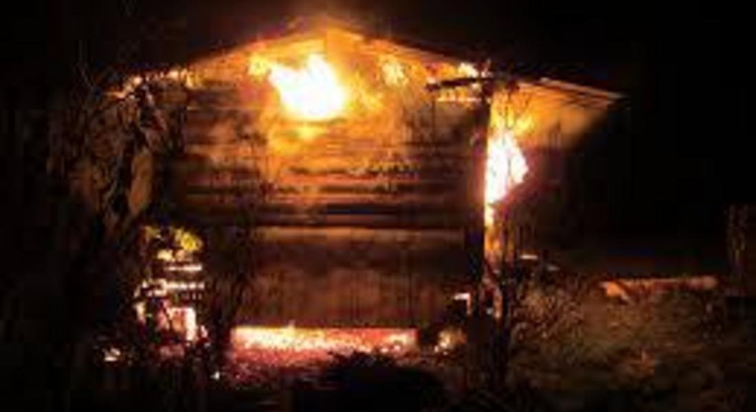 Изгоря сеновал в Доспат, спасиха животни и съседни сгради