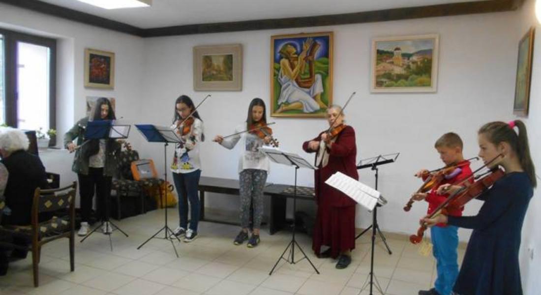 Цигулковия ансамбъл "Виолина" с концерт в читалището в Райково