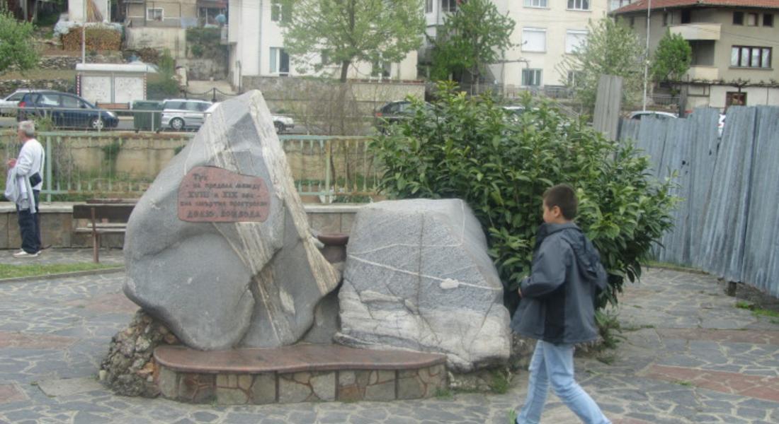 Курбан за мъченици раздават на връх „Св. Неделя“ край Златоград