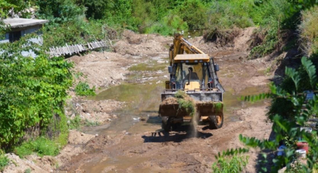 Почистват речните корита в община Мадан