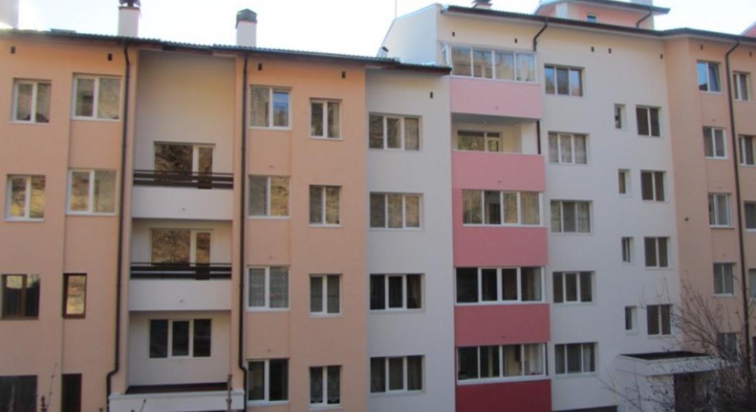     Собственици на жилища благодарят на кмета Николай Мелемов за оказаната помощ при саниране на блока им