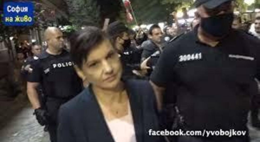  Дариткова и Нинова останаха с часове в БНТ заради обсада от протестиращи