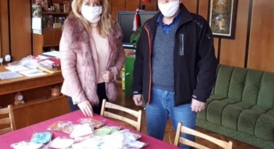  Местната фабрика за чорапи дари маски на кметството в Момчиловци