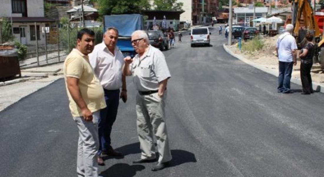 Кметът на община Доспат и представител от АПИ провериха на място асфалтирането на ул."Тракия"