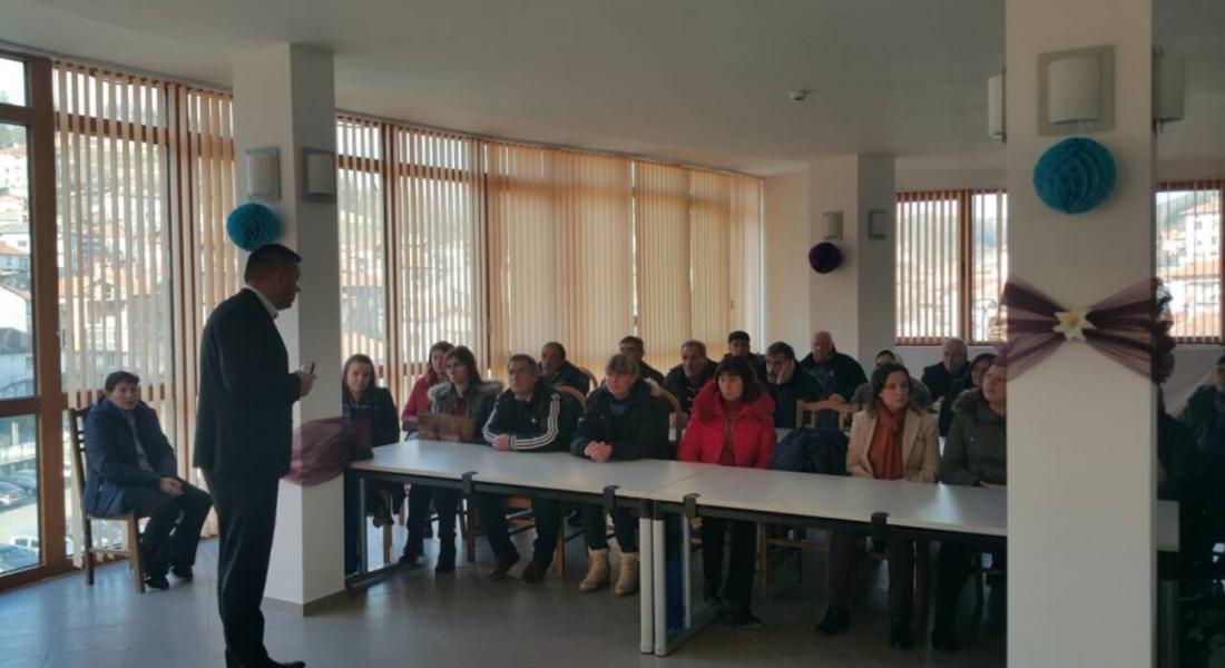Кметът на Неделино подписа договори за социални услуги с 65 лица от общината