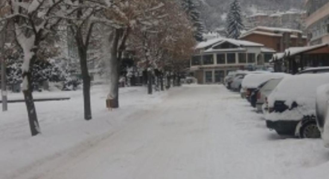 Призив: Шофьорите в Мадан да паркират колите си, без да пречат на техниката за снегопочистване