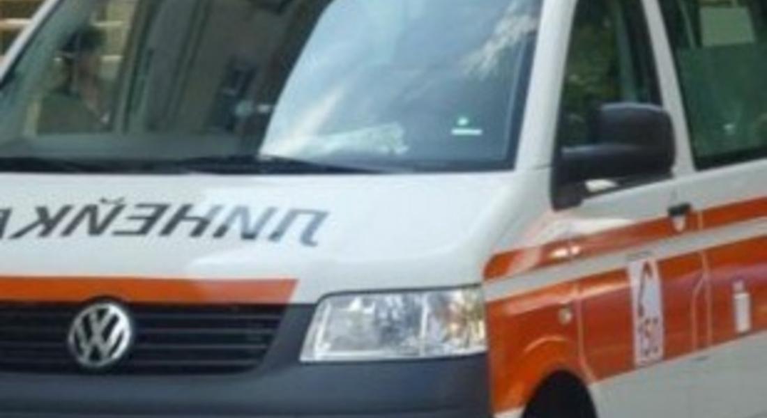 "Голф" се заби в скала на пътя Грохотно-Настан, двама пострадаха при инцидента