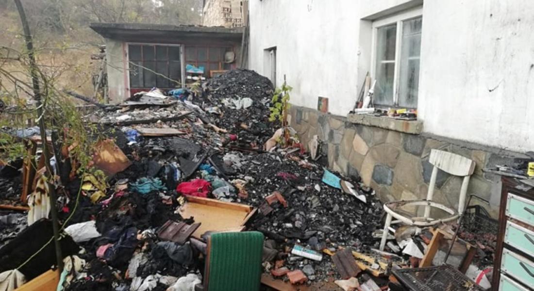 Къща изгоря в смолянското село Момчиловци и остави три семейства без покрив