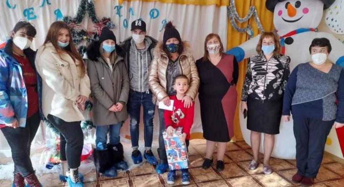 Ученици от СУ "Св.св. Кирил и Методий" дариха средства за рехабилитация на дете от ДГ "Веселушко"