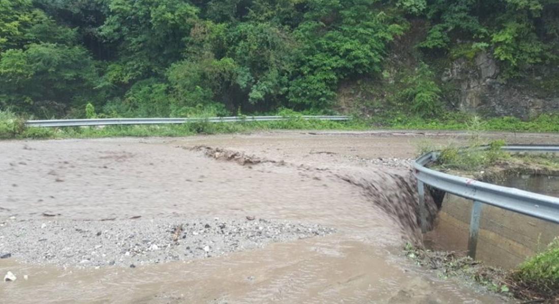 Проливните дъждове наводниха пътища в Смолянско, частично бедствено положение обяви община Чепеларе